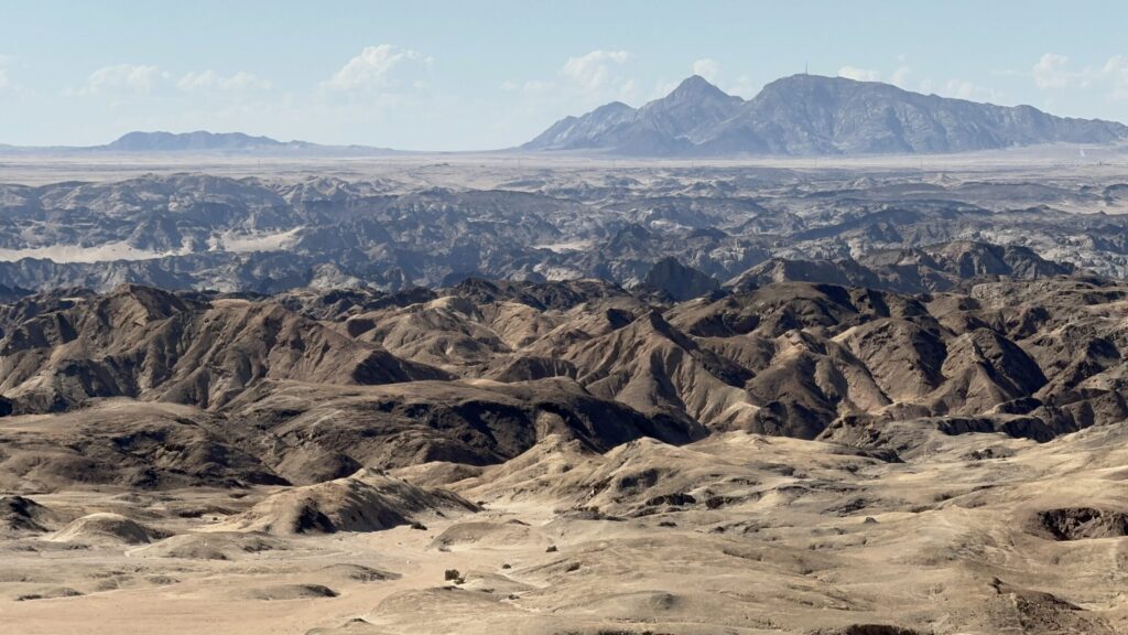 Viaje pela África: 8 episódios de podcast com dicas de viagem- Foto de Rebecca Aletheia no Moon Valley Namíbia